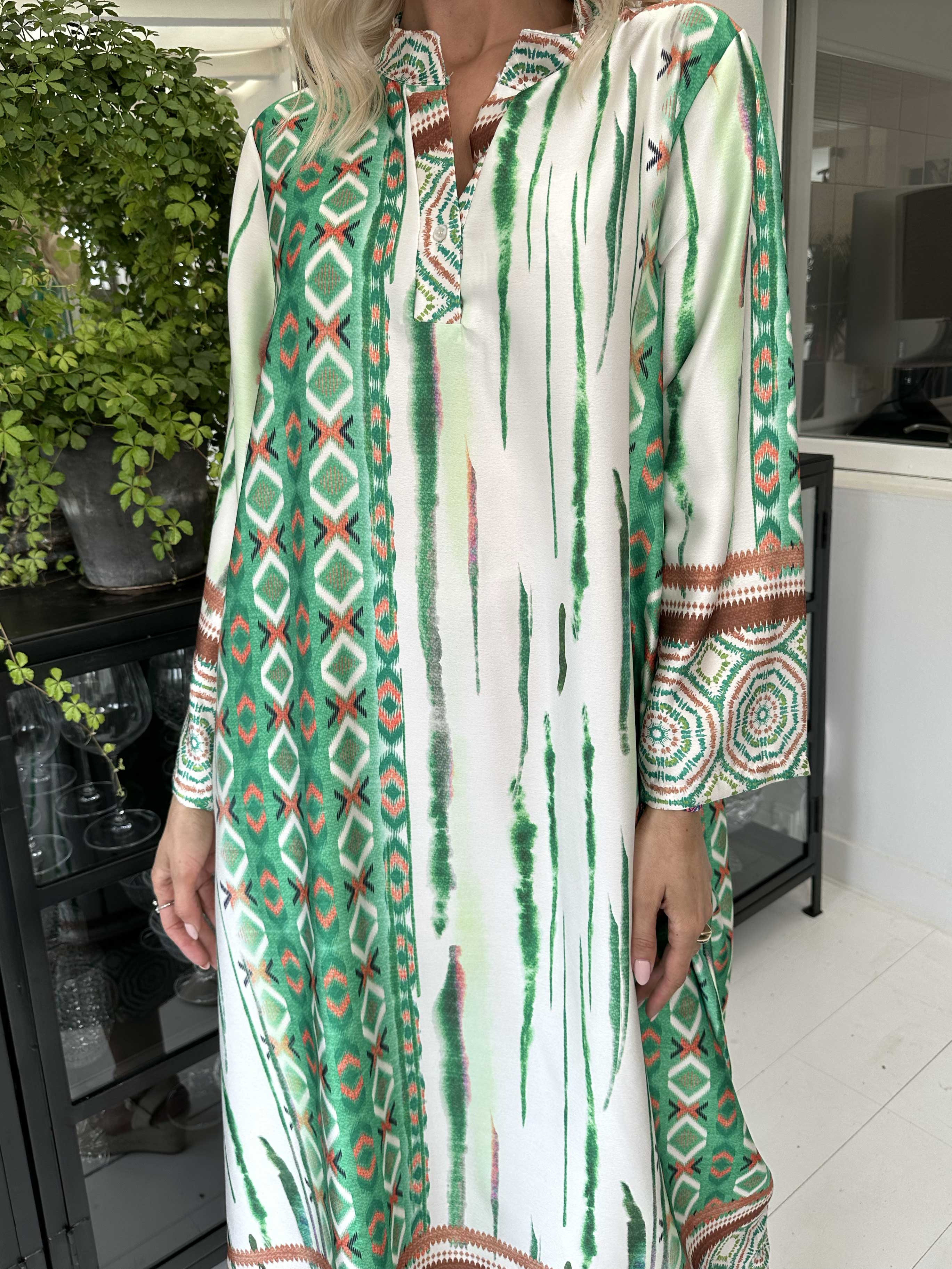 Hyben - Langærmet kjole i silkelook